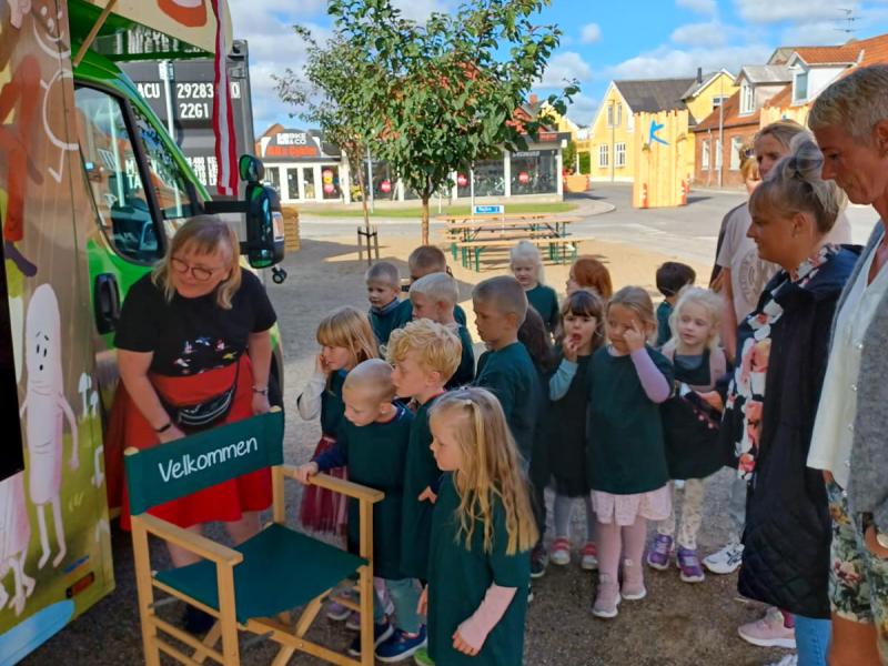 Børn kigger på bogbussen
